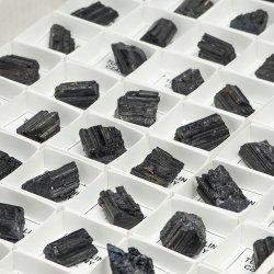 CZARNY TURMALIN - MINERAŁ W PUDEŁKU Z OPISEM - 20-38 mm - BRAZYLIA