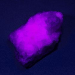 MANGANOKALCYT (KALCYT MANGANOWY), PIRYT  - FLUORESCENCYJNY -100 mm - BUŁGARIA