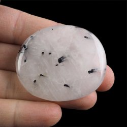 KRYSZTAŁ GÓRSKI Z CZARNYM TURMALINEM  - PŁASKI OTOCZAK - 51 mm