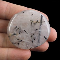 KRYSZTAŁ GÓRSKI Z CZARNYM TURMALINEM  - PŁASKI OTOCZAK - 48 mm