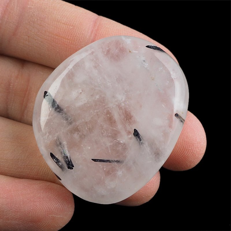 KRYSZTAŁ GÓRSKI Z CZARNYM TURMALINEM  - PŁASKI OTOCZAK - 43 mm