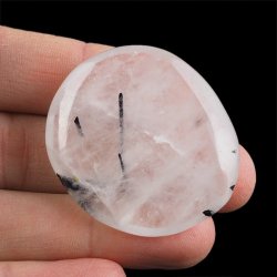 KRYSZTAŁ GÓRSKI Z CZARNYM TURMALINEM  - PŁASKI OTOCZAK - 42 mm