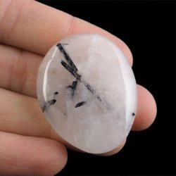 KRYSZTAŁ GÓRSKI Z CZARNYM TURMALINEM  - PŁASKI OTOCZAK - 44 mm