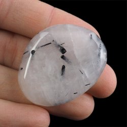 KRYSZTAŁ GÓRSKI Z CZARNYM TURMALINEM  - PŁASKI OTOCZAK - 43 mm