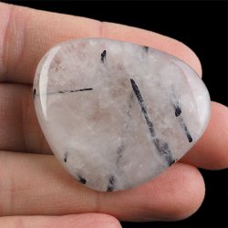KRYSZTAŁ GÓRSKI Z CZARNYM TURMALINEM  - PŁASKI OTOCZAK - 43 mm