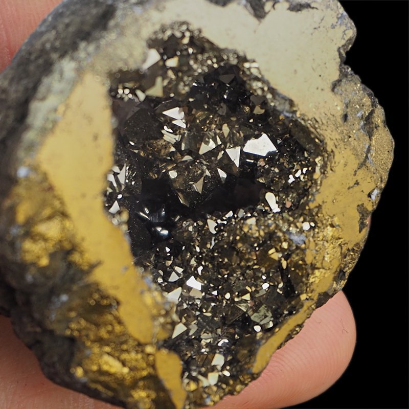 KRYSZTAŁ GÓRSKI - GOLD AURA - GEODA - 41 mm