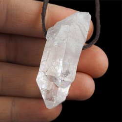 KRYSZTAŁ GÓRSKI - WISIOREK - KRYSZTAŁ NA RZEMYKU - 49 mm