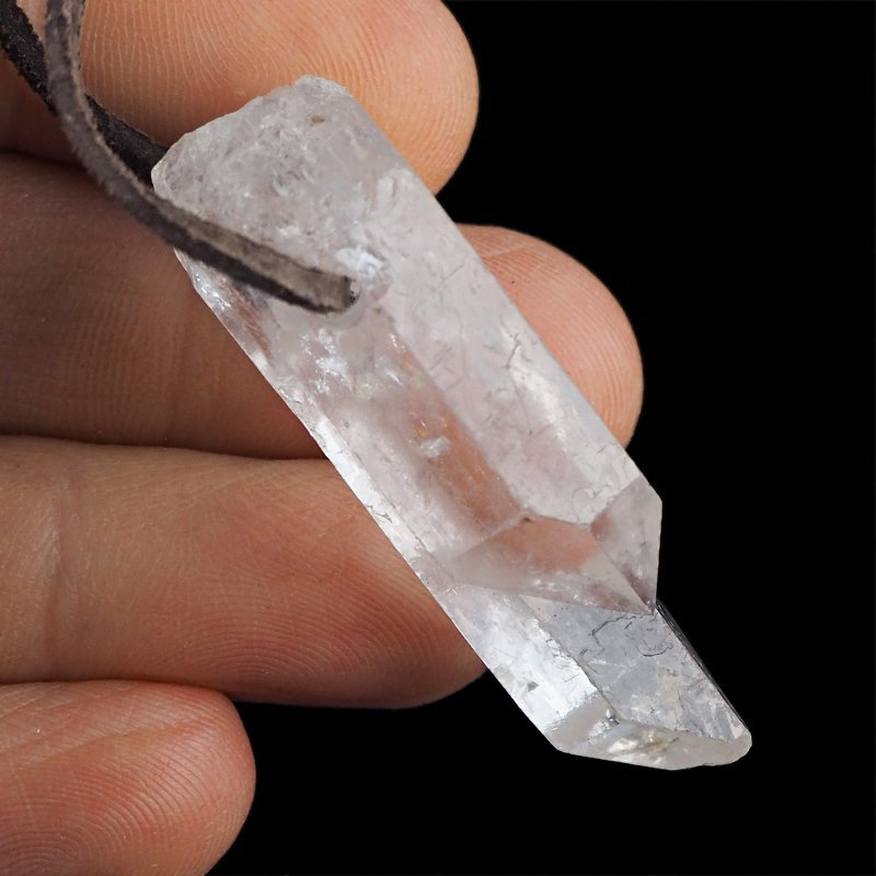 KRYSZTAŁ GÓRSKI - WISIOREK - KRYSZTAŁ NA RZEMYKU - 47 mm