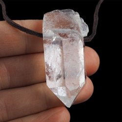 KRYSZTAŁ GÓRSKI - WISIOREK - KRYSZTAŁ NA RZEMYKU - 51 mm