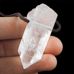 KRYSZTAŁ GÓRSKI - WISIOREK - KRYSZTAŁ NA RZEMYKU - 51 mm