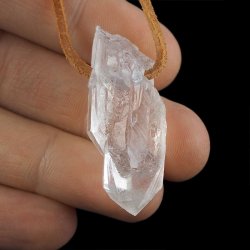 KRYSZTAŁ GÓRSKI - WISIOREK - KRYSZTAŁ NA RZEMYKU - 40 mm