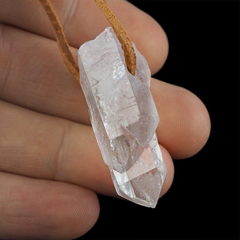 KRYSZTAŁ GÓRSKI - WISIOREK - KRYSZTAŁ NA RZEMYKU - 40 mm