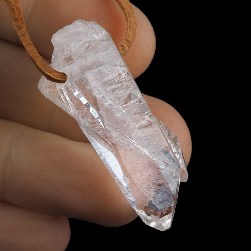 KRYSZTAŁ GÓRSKI - WISIOREK - KRYSZTAŁ NA RZEMYKU - 42 mm