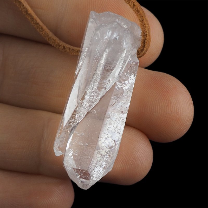 KRYSZTAŁ GÓRSKI - WISIOREK - KRYSZTAŁ NA RZEMYKU - 42 mm