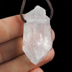 KRYSZTAŁ GÓRSKI - WISIOREK - KRYSZTAŁ NA RZEMYKU - 45 mm