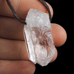 KRYSZTAŁ GÓRSKI - WISIOREK - KRYSZTAŁ NA RZEMYKU - 41 mm