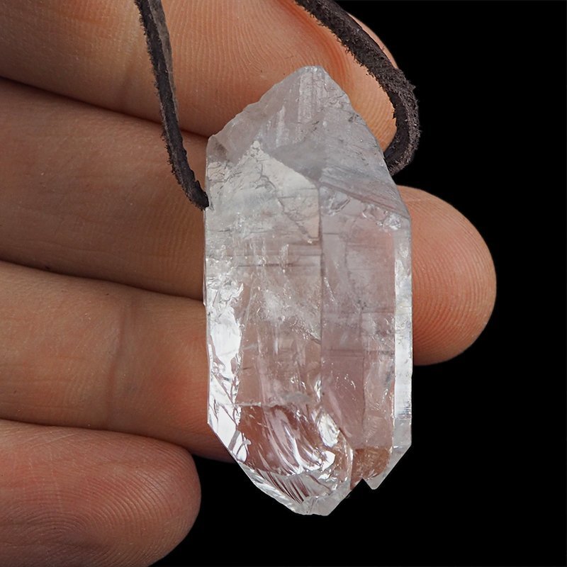 KRYSZTAŁ GÓRSKI - WISIOREK - KRYSZTAŁ NA RZEMYKU - 41 mm