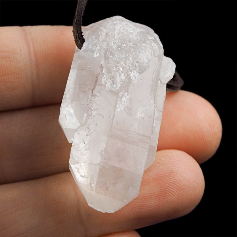 KRYSZTAŁ GÓRSKI - WISIOREK - KRYSZTAŁ NA RZEMYKU - 40 mm