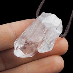 KRYSZTAŁ GÓRSKI - WISIOREK - KRYSZTAŁ NA RZEMYKU - 39 mm