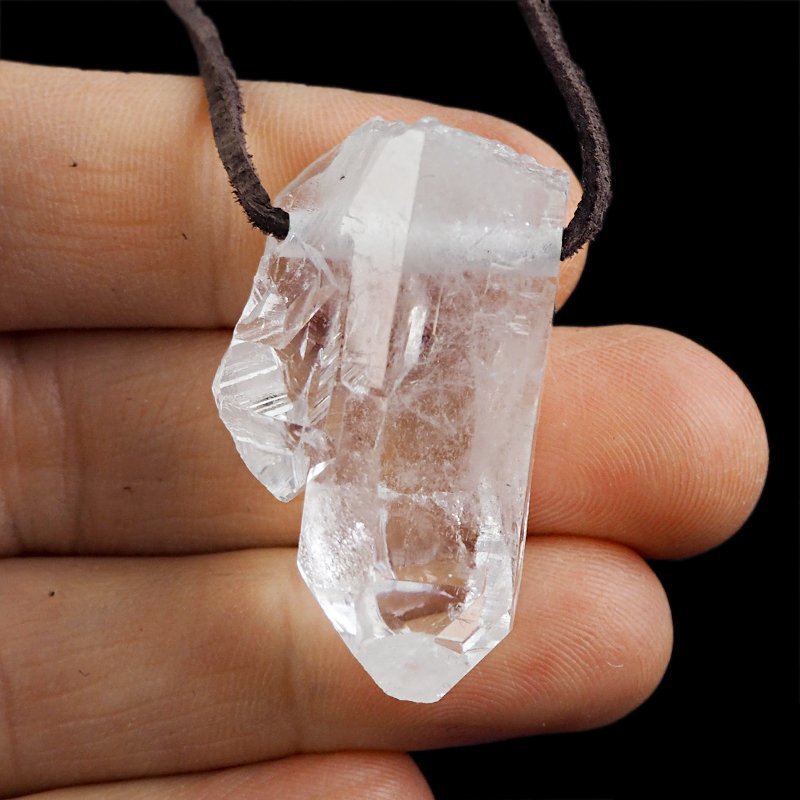KRYSZTAŁ GÓRSKI - WISIOREK - KRYSZTAŁ NA RZEMYKU - 39 mm