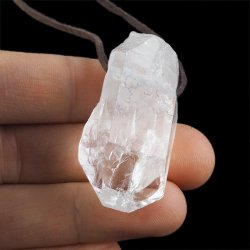 KRYSZTAŁ GÓRSKI - WISIOREK - KRYSZTAŁ NA RZEMYKU - 43 mm