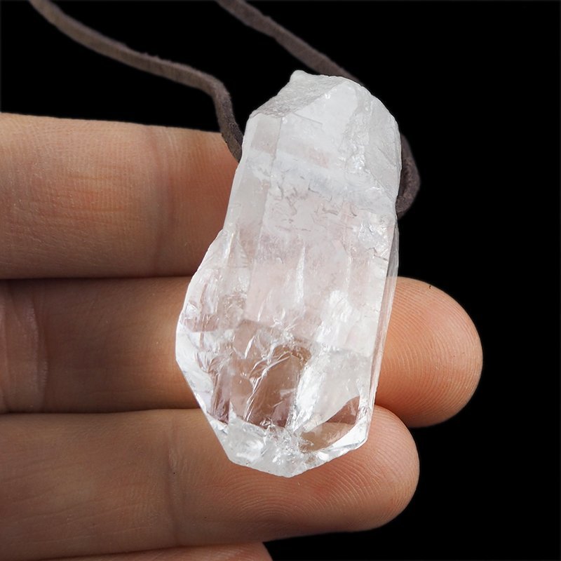 KRYSZTAŁ GÓRSKI - WISIOREK - KRYSZTAŁ NA RZEMYKU - 43 mm