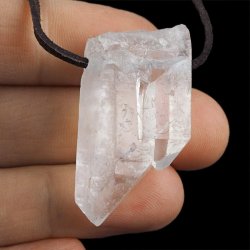 KRYSZTAŁ GÓRSKI - WISIOREK - KRYSZTAŁ NA RZEMYKU - 37 mm