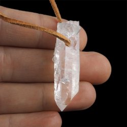 KRYSZTAŁ GÓRSKI - WISIOREK - KRYSZTAŁ NA RZEMYKU - 43 mm