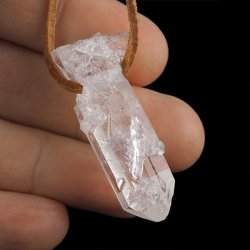 KRYSZTAŁ GÓRSKI - WISIOREK - KRYSZTAŁ NA RZEMYKU - 43 mm