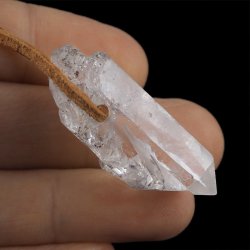 KRYSZTAŁ GÓRSKI - WISIOREK - KRYSZTAŁ NA RZEMYKU - 39 mm