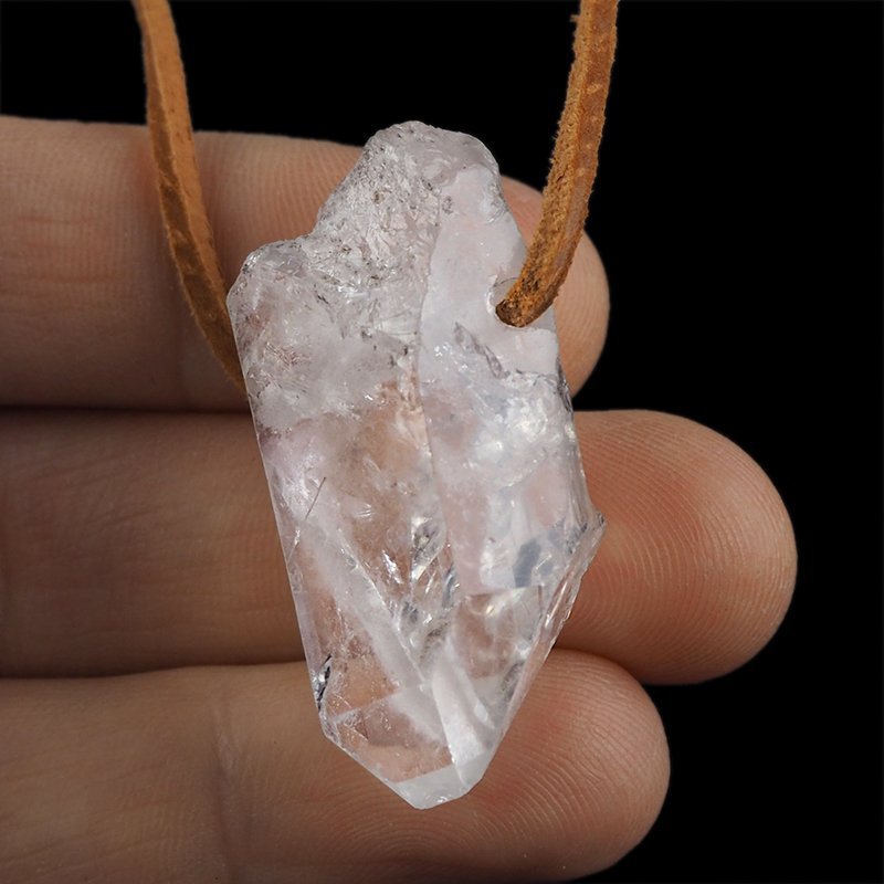 KRYSZTAŁ GÓRSKI - WISIOREK - KRYSZTAŁ NA RZEMYKU - 39 mm