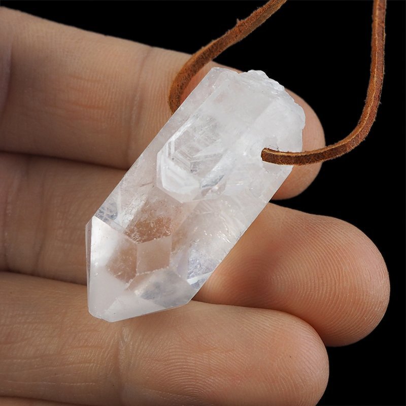 KRYSZTAŁ GÓRSKI - WISIOREK - KRYSZTAŁ NA RZEMYKU - 39 mm