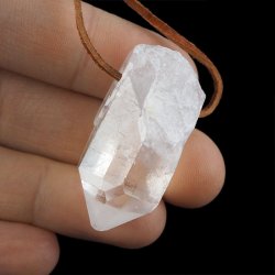 KRYSZTAŁ GÓRSKI - WISIOREK - KRYSZTAŁ NA RZEMYKU - 39 mm