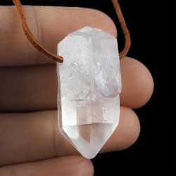 KRYSZTAŁ GÓRSKI - WISIOREK - KRYSZTAŁ NA RZEMYKU - 39 mm