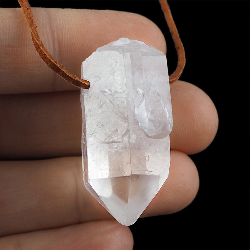 KRYSZTAŁ GÓRSKI - WISIOREK - KRYSZTAŁ NA RZEMYKU - 39 mm