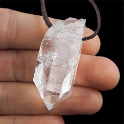 KRYSZTAŁ GÓRSKI - WISIOREK - KRYSZTAŁ NA RZEMYKU - 48 mm