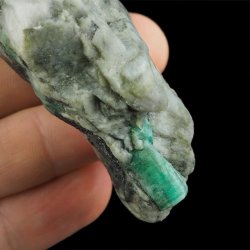 SZMARAGD W SKALE - 87 mm - BRAZYLIA