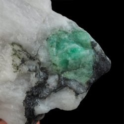 SZMARAGD W SKALE - 80 mm - BRAZYLIA