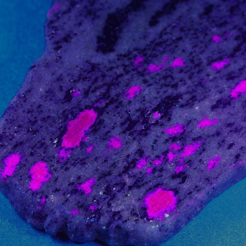 RUBIN, ZOISYT, PARGASYT - POLEROWANA PŁYTKA 119 mm - FLUORESCENCYJNY - TANZANIA