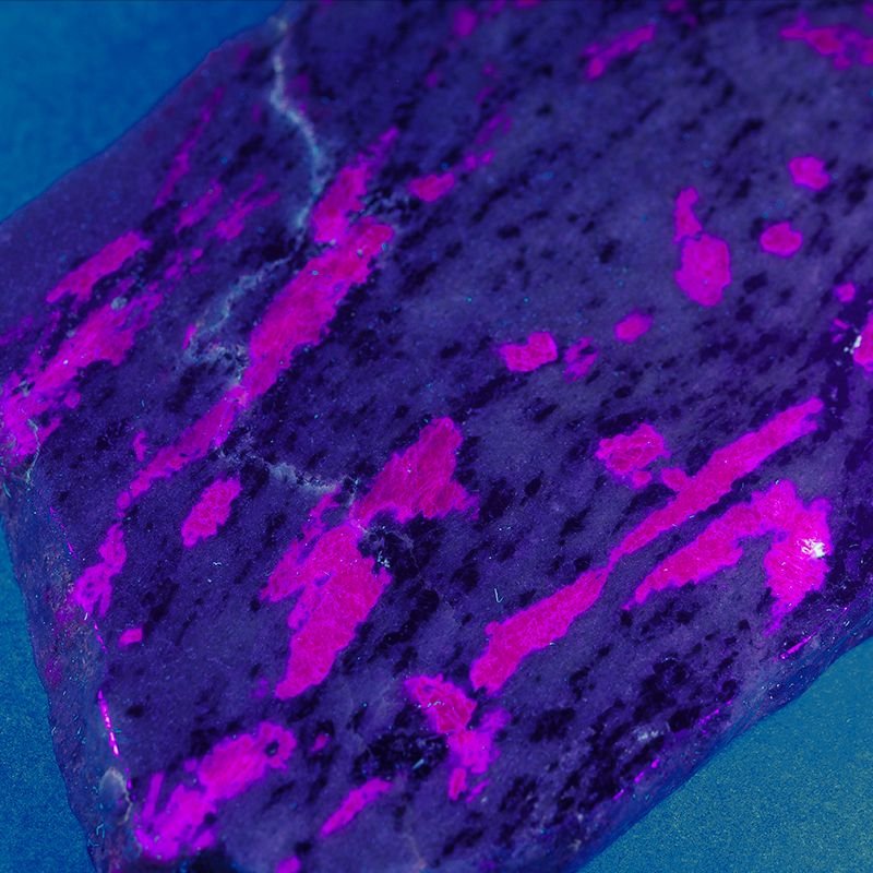 RUBIN, ZOISYT, PARGASYT - POLEROWANA PŁYTKA 117 mm - FLUORESCENCYJNY - TANZANIA