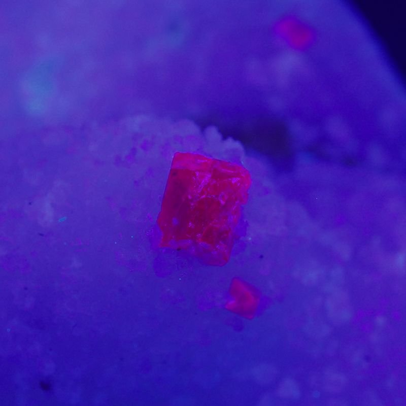 SPINEL W MARMURZE - 81 mm -  FLUORESCENCYJNY - WIETNAM